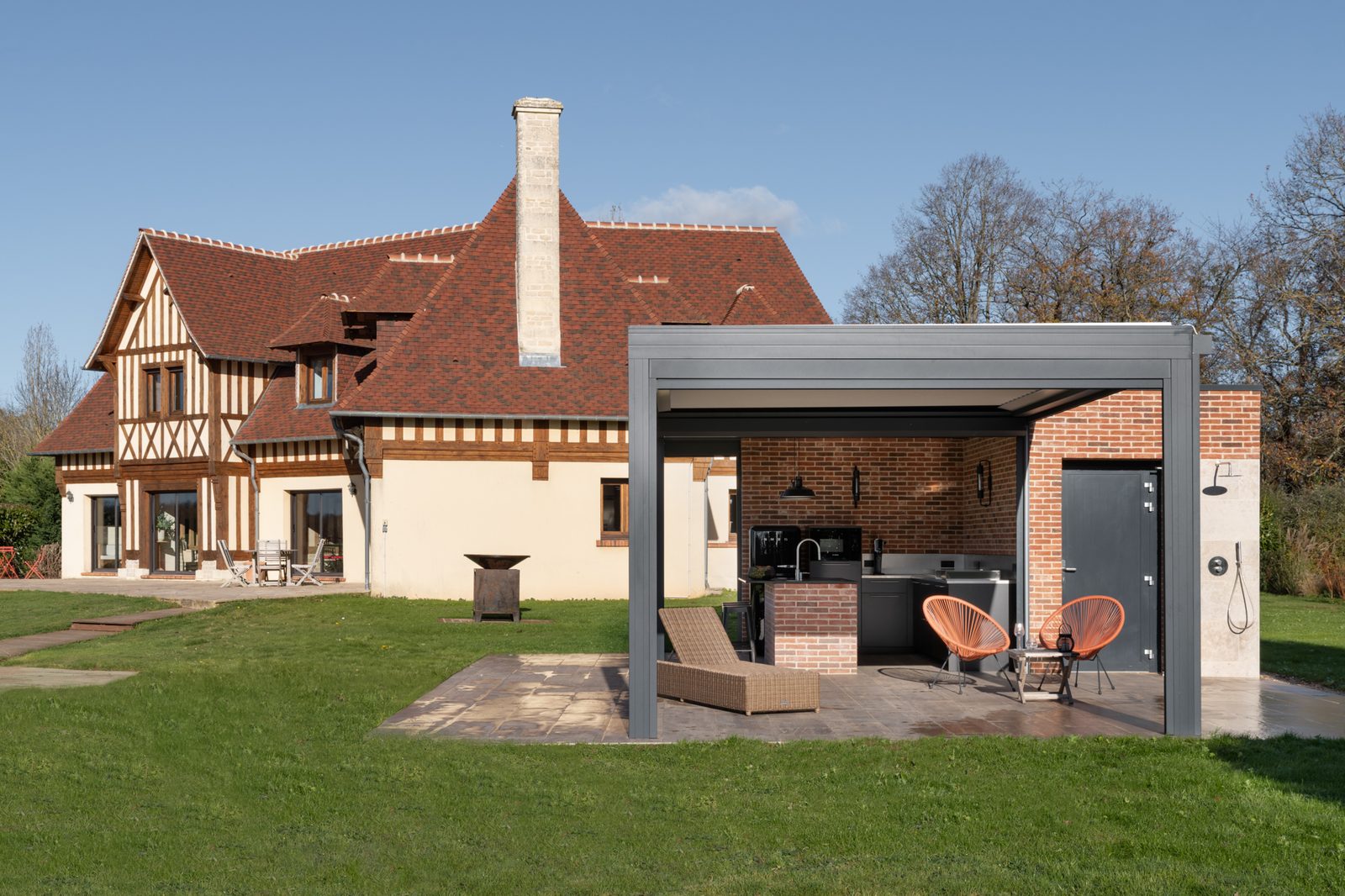 Pool house avec pergola bioclimatique créé à Moisville