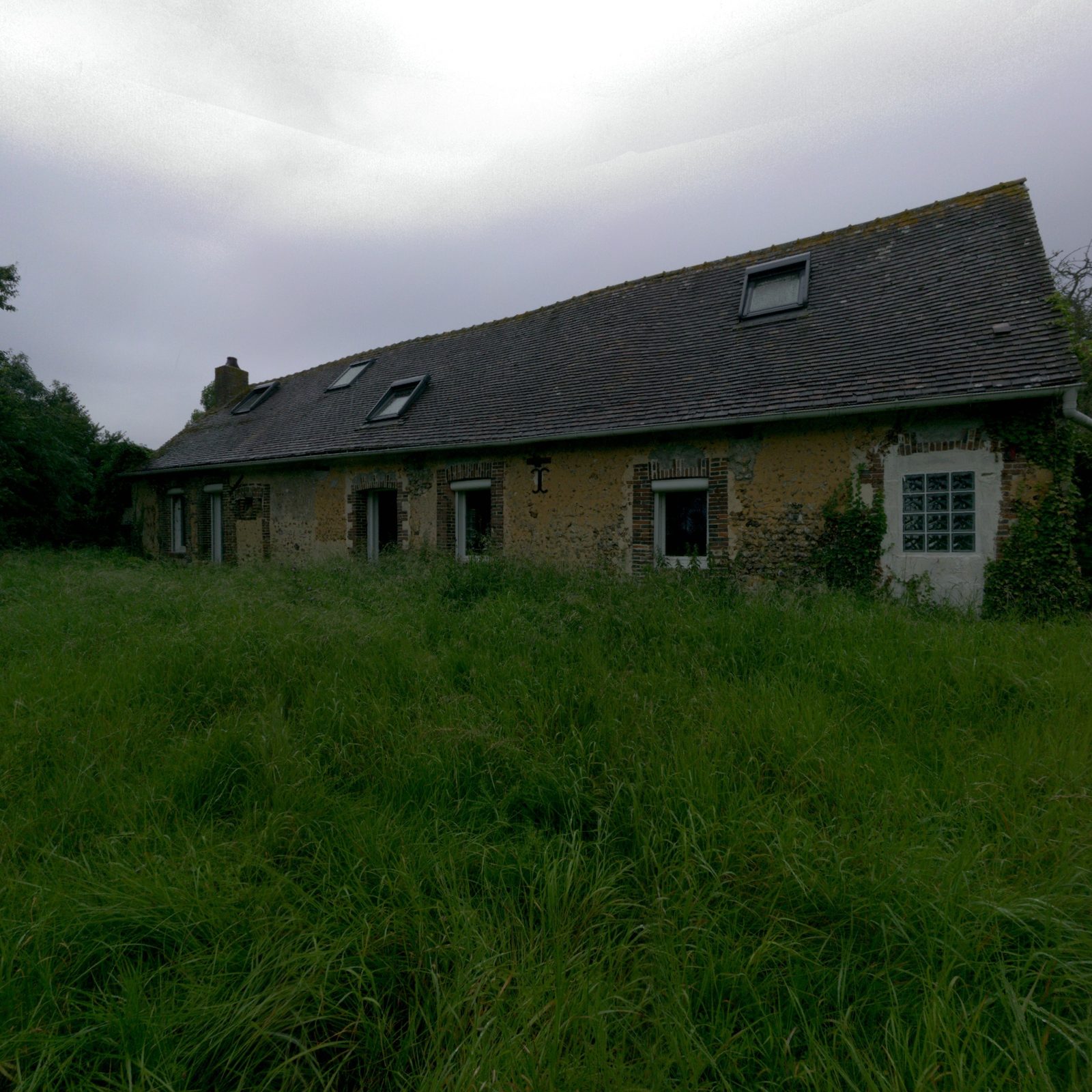 Longère abandonnée à Fessanvilliers-Mattanvilliers avant rénovation