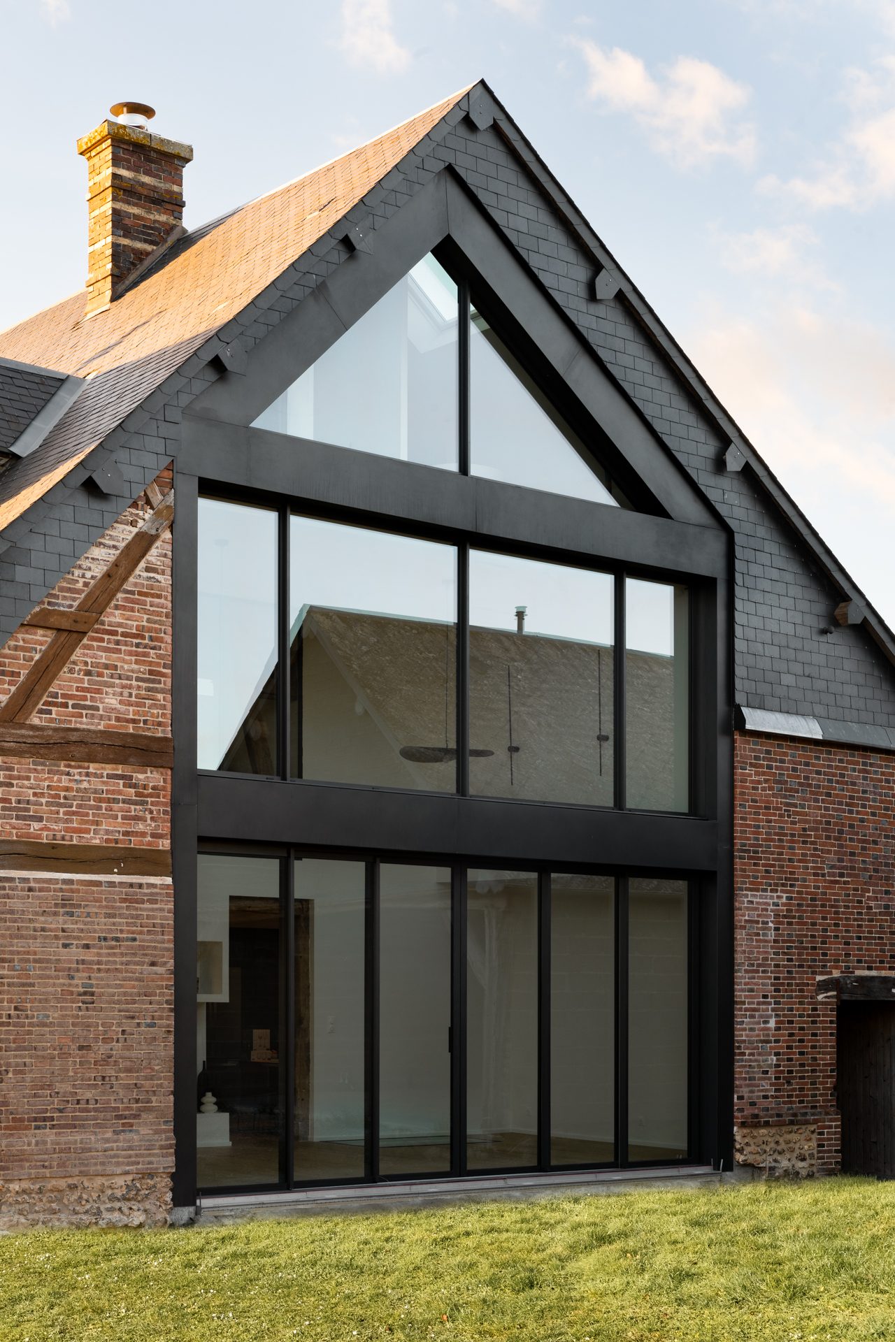 Maison de maître rénovée à Foucrainville, pièce à vivre en double hauteur